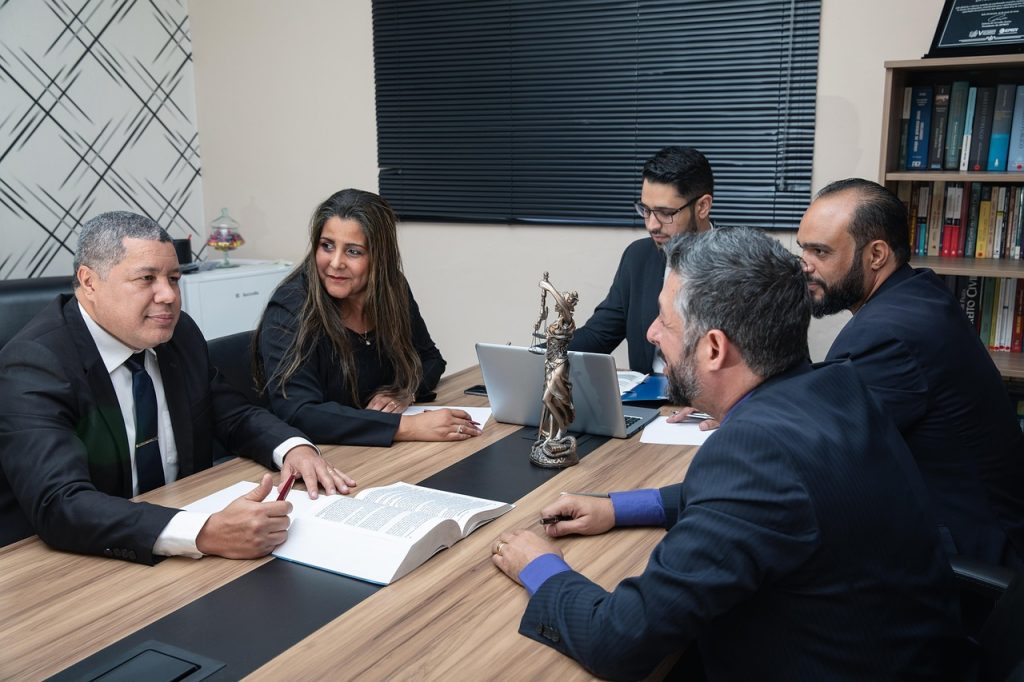 right-4703926-1280-abogados